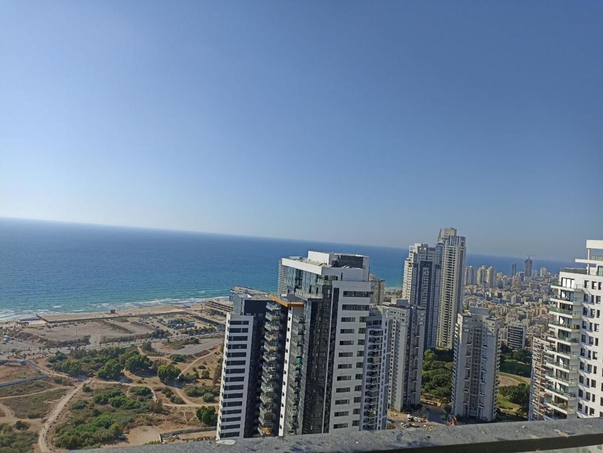 شقة Yalarent Sea-Breeze Penthouse With Jacuzzi بات يام المظهر الخارجي الصورة