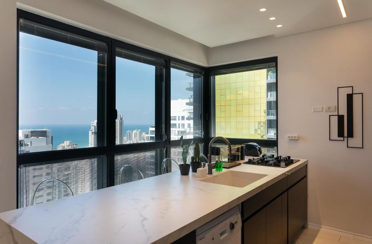 شقة Yalarent Sea-Breeze Penthouse With Jacuzzi بات يام المظهر الخارجي الصورة